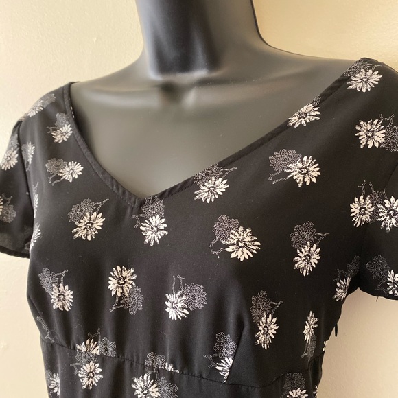 🚫SOLD🚫 Daisy Print Romper - Picture 2 of 3